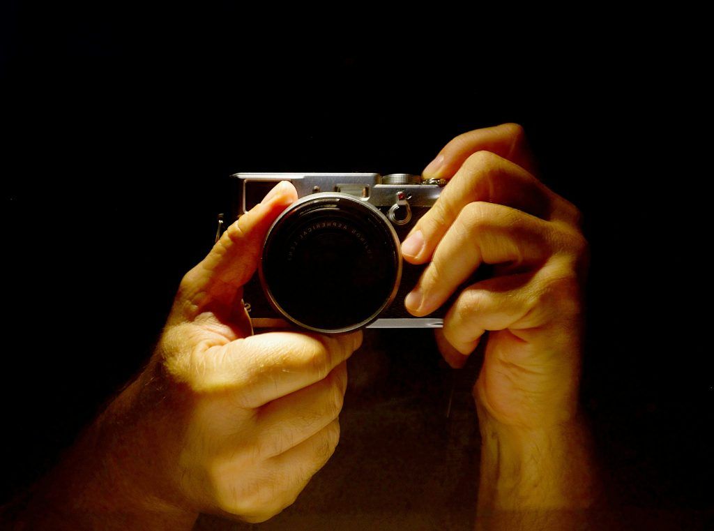 Camara de fotos con manos