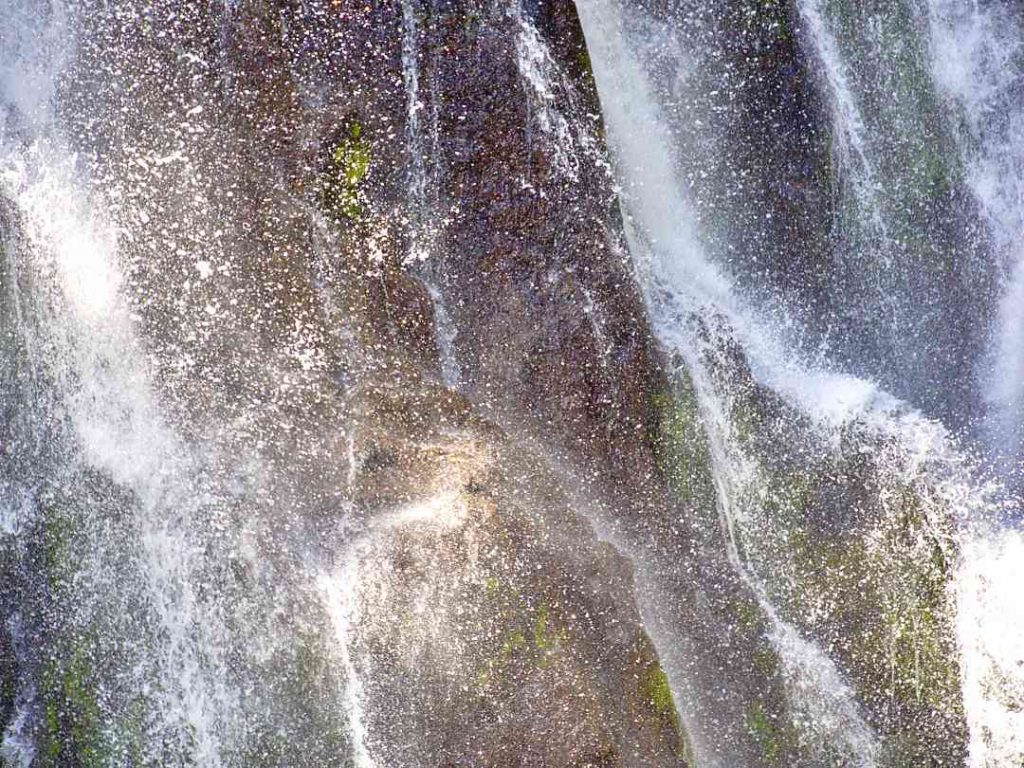 Cascada de agua Salt de Pish