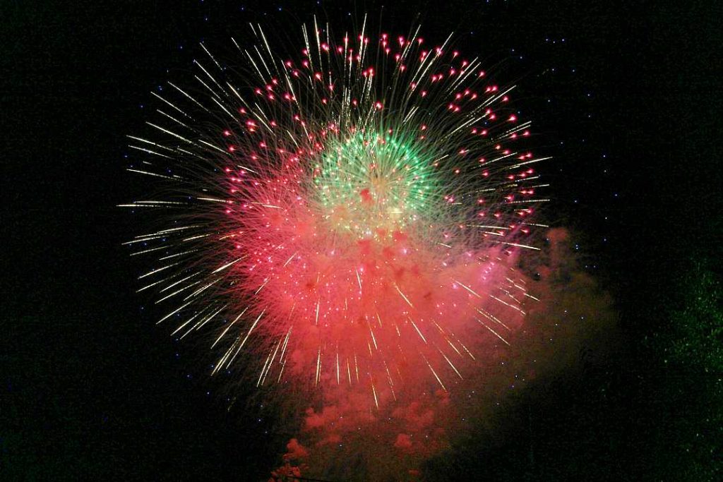 Fuegos artificiales bola luz verde roja