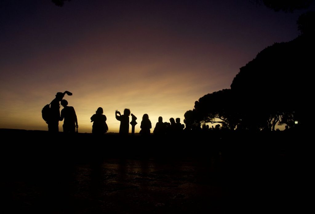 Puesta de sol, personas fotografiando al sol